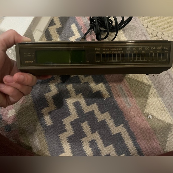 Vintage Magnavox AM/ FM Radio Alarm Clock - Picture 6 of 9